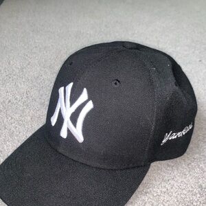 Black canvas New York Yankees adjustable Velcro hat